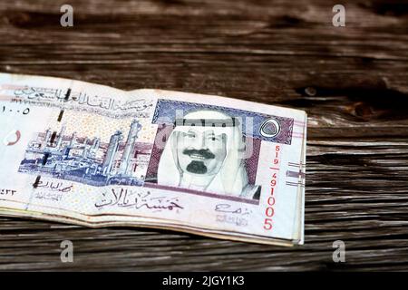 Stack di Arabia Saudita 5 SAR cinque riyals Saudita banconote in denaro con la foto di re Abdullah Bin Abdulaziz al Saud e Ras Tanura petrolio raffineria is Foto Stock