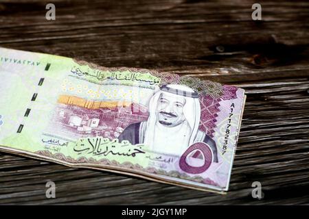 Stack di Arabia Saudita 5 SAR cinque riyals Saudita banconote in denaro con la foto di re Salman Bin Abdulaziz al Saud e Shaybah petrolio raffineria in Rub' Foto Stock