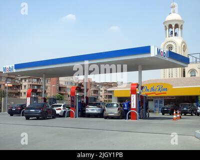 Cairo, Egitto, giugno 6 2022: Fuoco selettivo della stazione di benzina e di petrolio di Mobil, una stazione di benzina della società di Mobil ExxonMobil per l'indenne globale di petrolio Foto Stock