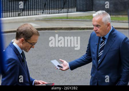 Londra, Regno Unito. 7th luglio 2022. Huw Edwards (R), presentatore della BBC News, e Chris Mason (L), redattore politico della BBC, che ha riferito da Downing Street nel centro di Londra. (Credit Image: © Dinendra Haria/SOPA Images via ZUMA Press Wire) Foto Stock