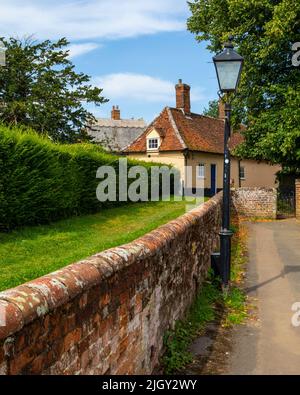 Un pittoresco passaggio nella bella città di Thaxted in Essex, Regno Unito. Foto Stock