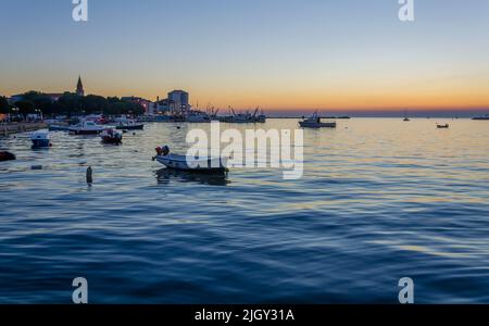 Barche nel porto di Umago durante il tramonto Foto Stock