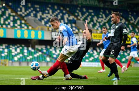 LinfieldÕs Joel Cooper ha un colpo al traguardo durante la gara di qualificazione della UEFA Champions League al Windsor Park di Belfast. Data foto: Mercoledì 13 luglio 2022. Foto Stock