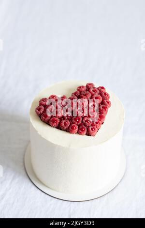 San Valentino torta decorata con cuore di lampone. Foto Stock