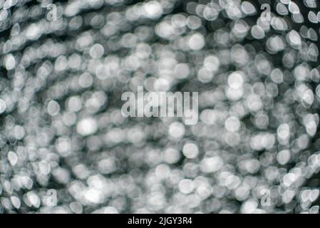 Bagliori sull'acqua fuori fuoco . Sfondo astratto Foto Stock