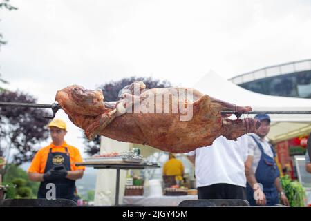 l'agnello marinato viene cotto allo spiedo. Foto Stock