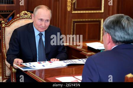 Mosca, Russia. 13th luglio 2022. Il presidente russo Vladimir Putin ha un incontro faccia a faccia con il capo della Repubblica Kabardino-balcanica Kazbek Kokov, Right, per discutere la situazione economica nella Repubblica, al Cremlino, il 13 luglio 2022 a Mosca, Russia. Credit: Mikhail Klimentyev/Kremlin Pool/Alamy Live News Foto Stock