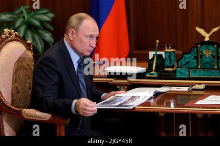 Mosca, Russia. 13th luglio 2022. Il presidente russo Vladimir Putin ha un incontro faccia a faccia con il capo della Repubblica Kabardino-balcanica Kazbek Kokov, per discutere la situazione economica nella Repubblica, al Cremlino, il 13 luglio 2022 a Mosca, Russia. Credit: Mikhail Klimentyev/Kremlin Pool/Alamy Live News Foto Stock