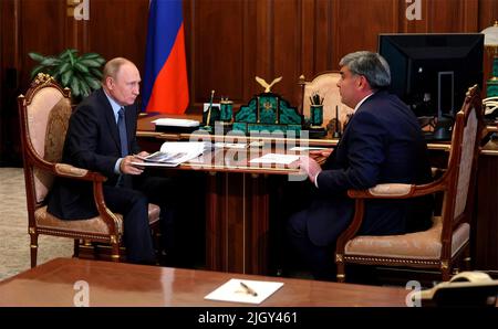 Mosca, Russia. 13th luglio 2022. Il presidente russo Vladimir Putin ha un incontro faccia a faccia con il capo della Repubblica Kabardino-balcanica Kazbek Kokov, Right, per discutere la situazione economica nella Repubblica, al Cremlino, il 13 luglio 2022 a Mosca, Russia. Credit: Mikhail Klimentyev/Kremlin Pool/Alamy Live News Foto Stock