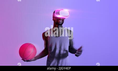 Sportivo nero professionista che gioca a basket indossando un visore VR Foto Stock