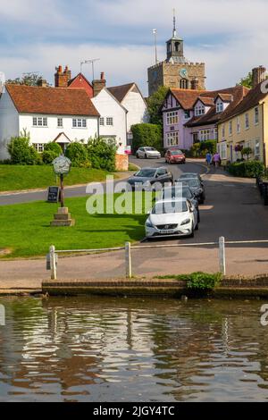 Essex, Regno Unito - Settembre 6th 2021:Una vista nel bellissimo villaggio di Finchingfield in Essex, Regno Unito. La torre della chiesa di San Giovanni Battista è in dist Foto Stock