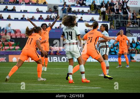 Wigan, Inghilterra: 13/07/2022, 13th luglio 2022, Leigh Sports Village, Wigan, Inghilterra: Womens European International Football, Paesi Bassi contro Portogallo: Damaris Egurrola dei Paesi Bassi festeggia dopo aver fatto 1-0 per i Paesi Bassi in 7th minuti Foto Stock