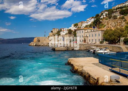 Vista incredibile sul capo di Idra e la terraferma della Grecia (vicino all'isola Idra) - vacanze in estate e presto auutmn sulle isole greche! Foto Stock