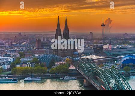 Cattedrale di Colonia, Ponte Hohenzollern e Torre della televisione di Colonia durante il tramonto Foto Stock