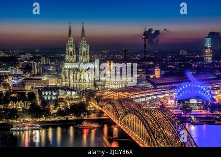 Cattedrale di Colonia, Ponte Hohenzollern e Torre della televisione di Colonia durante l'ora blu Foto Stock