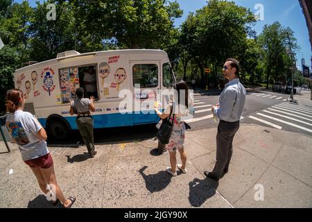 Il camion del gelato “Eat the Rich”, parcheggiato a Greenwich Village a New York mercoledì 13 luglio 2022, vende i papsili sotto forma di ritratti di vari miliardari, Bill Gates, Jack ma, Jeff Bezos, Mark Zuckerberg e, naturalmente, Elon Musk. Un pezzo d’arte concettuale del collettivo degli artisti MSCHF, i papi popolari vendono per il $10 un pop e sono destinati a stimolare la conversazione, tra gli altri argomenti, sulla distribuzione iniqua della ricchezza. (© Richard B. Levine) Foto Stock