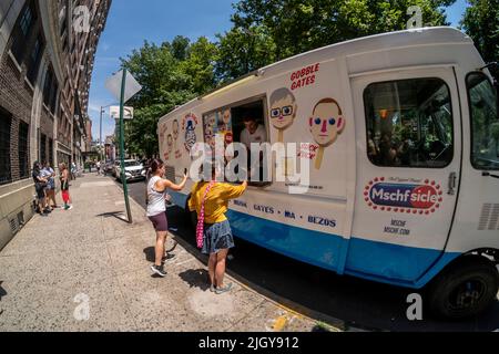 Il camion del gelato “Eat the Rich”, parcheggiato a Greenwich Village a New York mercoledì 13 luglio 2022, vende i papsili sotto forma di ritratti di vari miliardari, Bill Gates, Jack ma, Jeff Bezos, Mark Zuckerberg e, naturalmente, Elon Musk. Un pezzo d’arte concettuale del collettivo degli artisti MSCHF, i papi popolari vendono per il $10 un pop e sono destinati a stimolare la conversazione, tra gli altri argomenti, sulla distribuzione iniqua della ricchezza. (© Richard B. Levine) Foto Stock