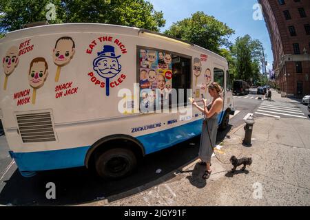 Il camion del gelato “Eat the Rich”, parcheggiato a Greenwich Village a New York mercoledì 13 luglio 2022, vende i papsili sotto forma di ritratti di vari miliardari, Bill Gates, Jack ma, Jeff Bezos, Mark Zuckerberg e, naturalmente, Elon Musk. Un pezzo d’arte concettuale del collettivo degli artisti MSCHF, i papi popolari vendono per il $10 un pop e sono destinati a stimolare la conversazione, tra gli altri argomenti, sulla distribuzione iniqua della ricchezza. (© Richard B. Levine) Foto Stock