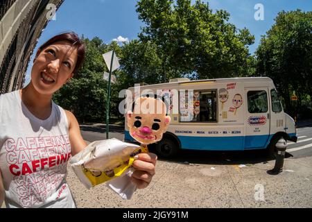 Un cliente con la sua pop-cicle Jack ma al gelatiere “Eat the Rich”, parcheggiato a Greenwich Village a New York mercoledì 13 luglio 2022, che vende popsicles sotto forma di ritratti di vari miliardari, Bill Gates, Jack ma, Jeff Bezos, Mark Zuckerberg e, naturalmente, Elon Musk. Un pezzo d’arte concettuale del collettivo degli artisti MSCHF, i papi popolari vendono per il $10 un pop e sono destinati a stimolare la conversazione, tra gli altri argomenti, sulla distribuzione iniqua della ricchezza. (© Richard B. Levine) Foto Stock