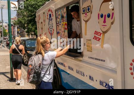 Il camion del gelato “Eat the Rich”, parcheggiato a Greenwich Village a New York mercoledì 13 luglio 2022, vende i papsili sotto forma di ritratti di vari miliardari, Bill Gates, Jack ma, Jeff Bezos, Mark Zuckerberg e, naturalmente, Elon Musk. Un pezzo d’arte concettuale del collettivo degli artisti MSCHF, i papi popolari vendono per il $10 un pop e sono destinati a stimolare la conversazione, tra gli altri argomenti, sulla distribuzione iniqua della ricchezza. (© Richard B. Levine) Foto Stock