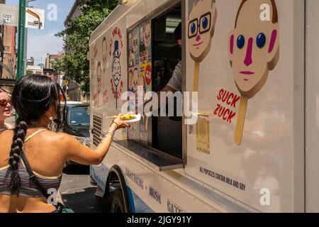 Il camion del gelato “Eat the Rich”, parcheggiato a Greenwich Village a New York mercoledì 13 luglio 2022, vende i papsili sotto forma di ritratti di vari miliardari, Bill Gates, Jack ma, Jeff Bezos, Mark Zuckerberg e, naturalmente, Elon Musk. Un pezzo d’arte concettuale del collettivo degli artisti MSCHF, i papi popolari vendono per il $10 un pop e sono destinati a stimolare la conversazione, tra gli altri argomenti, sulla distribuzione iniqua della ricchezza. (© Richard B. Levine) Foto Stock