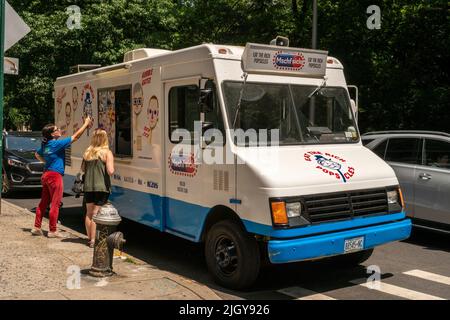 Il camion del gelato “Eat the Rich”, parcheggiato a Greenwich Village a New York mercoledì 13 luglio 2022, vende i papsili sotto forma di ritratti di vari miliardari, Bill Gates, Jack ma, Jeff Bezos, Mark Zuckerberg e, naturalmente, Elon Musk. Un pezzo d’arte concettuale del collettivo degli artisti MSCHF, i papi popolari vendono per il $10 un pop e sono destinati a stimolare la conversazione, tra gli altri argomenti, sulla distribuzione iniqua della ricchezza. (© Richard B. Levine) Foto Stock