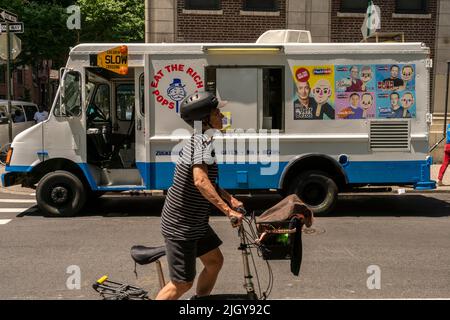 Il camion del gelato “Eat the Rich”, parcheggiato a Greenwich Village a New York mercoledì 13 luglio 2022, vende i papsili sotto forma di ritratti di vari miliardari, Bill Gates, Jack ma, Jeff Bezos, Mark Zuckerberg e, naturalmente, Elon Musk. Un pezzo d’arte concettuale del collettivo degli artisti MSCHF, i papi popolari vendono per il $10 un pop e sono destinati a stimolare la conversazione, tra gli altri argomenti, sulla distribuzione iniqua della ricchezza. (© Richard B. Levine) Foto Stock