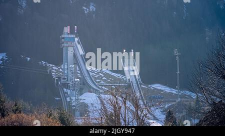 Una vista distante dell'Audi Arena nelle montagne di Oberstdorf, Allgau, Baviera, Germania Foto Stock