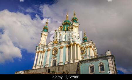 Chiesa Ortodossa di Sant'Andrea a Kyiv in giornata di sole - Ucraina Foto Stock