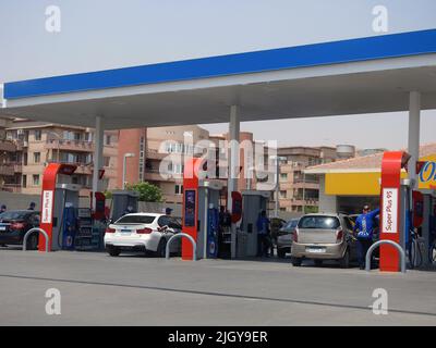 Cairo, Egitto, giugno 6 2022: Fuoco selettivo della stazione di benzina e di petrolio di Mobil, una stazione di benzina della società di Mobil ExxonMobil per l'indenne globale di petrolio Foto Stock