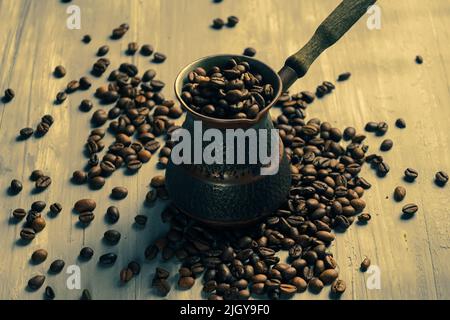 Chicchi di caffè tostati neri. Caffè Cezva Cup vetro rustico stile turco macinato caffè Foto Stock