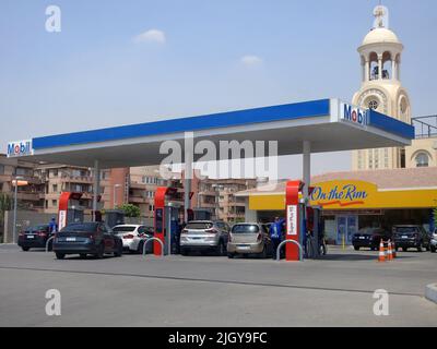 Cairo, Egitto, giugno 6 2022: Fuoco selettivo della stazione di benzina e di petrolio di Mobil, una stazione di benzina della società di Mobil ExxonMobil per l'indenne globale di petrolio Foto Stock