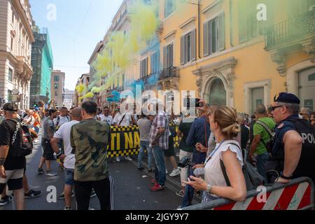 Roma, Italia. 13th luglio 2022. Protesta dei tassisti a Roma in Via del corso vicino a Palazzo Chigi. (Credit Image: © Matteo Nardone/Pacific Press via ZUMA Press Wire) Foto Stock