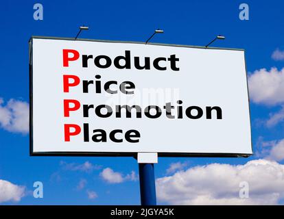 Simbolo del luogo di promozione del prezzo di processo PPPP. Concetto parole PPPP processo prezzo promozione posto su cartellone bianco contro cielo blu. Business e PPPP pro Foto Stock