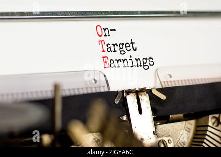 Simbolo OTE sui guadagni target. Parole di concetto OTE on-target guadagni digitato su vecchia macchina da scrivere retrò su uno sfondo bianco bello. Business e OTE ON Foto Stock