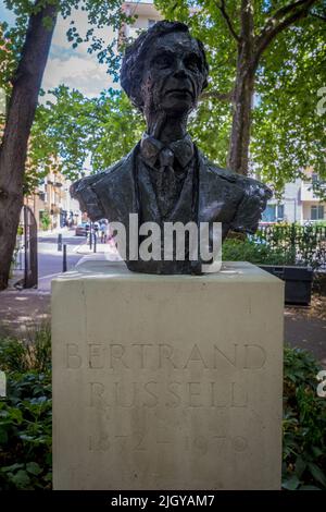 Bertrand Russell scultura in Red Lion Square Gardens Holborn London. Bronzo, iscrizione Bertrand Russell, 1872-1970. Scultore Marcelle Quinton 1980. Foto Stock