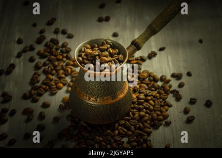 Chicchi di caffè tostati neri. Caffè Cezva Cup vetro rustico stile turco macinato caffè Foto Stock