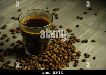 Chicchi di caffè tostati neri. Caffè Cezva Cup vetro rustico stile turco macinato caffè Foto Stock