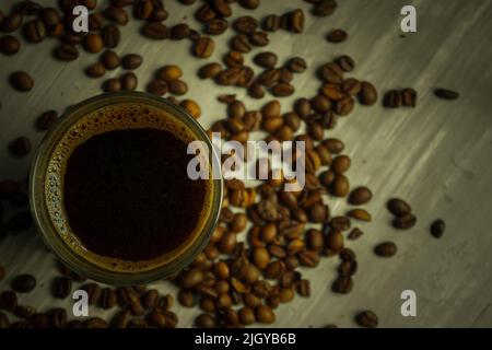 Chicchi di caffè tostati neri. Caffè Cezva Cup vetro rustico stile turco macinato caffè Foto Stock