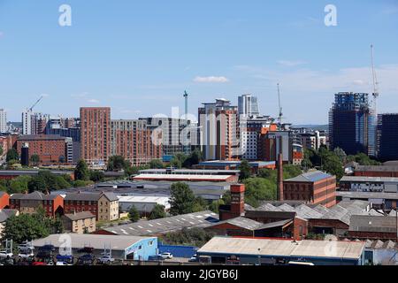 Una vista verso il centro di Leeds da un'area industriale di Canal Road in Armley. Foto Stock