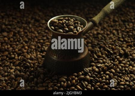 Chicchi di caffè tostati neri. Caffè Cezva Cup vetro rustico stile turco macinato caffè Foto Stock