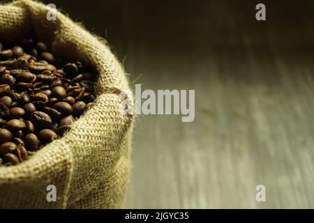 Chicchi di caffè tostati neri. Caffè Cezva Cup vetro rustico stile turco macinato caffè Foto Stock