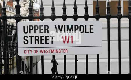 20 gennaio 2022 - Londra, Regno Unito: Segnaletica stradale che indica Upper Wimpole Street Foto Stock