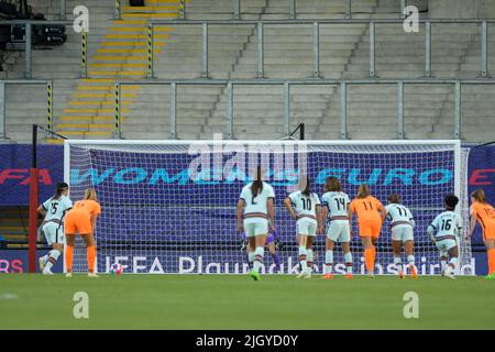 Wigan, Inghilterra: 13/07/2022, 13th luglio 2022, Leigh Sports Village, Wigan, Inghilterra: Womens European International Football, Paesi Bassi contro Portogallo: La Carole Costa del Portogallo segna una penalità nei 38th minuti per renderlo 2-1 per i Paesi Bassi. Foto Stock