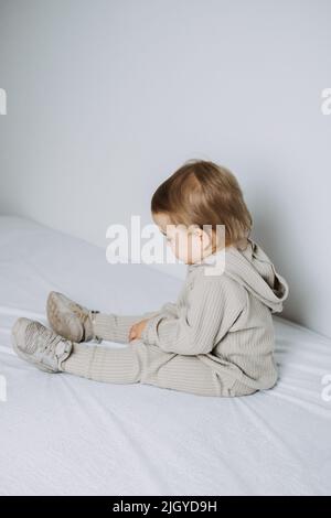 Moda del bambino. Abiti UNISEX per bambini. Carino bambino in cotone Set vestito su sfondo chiaro. Foto Stock