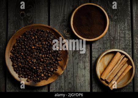 Chicchi di caffè tostati neri. Caffè Cezva Cup vetro rustico stile turco macinato caffè Foto Stock