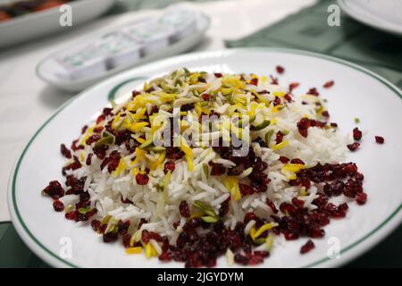 Tradizionale riso iraniano sul piatto della cena. Foto Stock