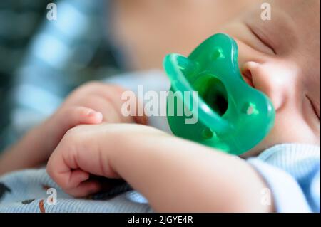 Primo piano dettaglio vista del bambino carino poco tranquillo calma dorme soundly con succhietto nella sua culla. Primo piano ritratto di bello bambino che dorme e res Foto Stock