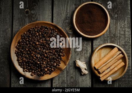 Chicchi di caffè tostati neri. Caffè Cezva Cup vetro rustico stile turco macinato caffè Foto Stock