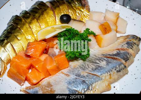 Uno spuntino con diversi tipi di pesce è pronto da mangiare. Foto Stock